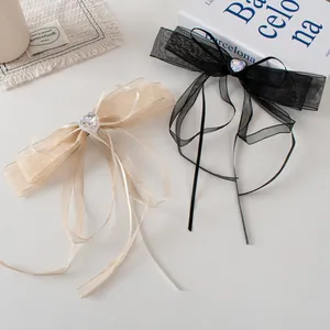 Barrette à cheveux avec nœud en organza et cristal en forme de cœur étincelant