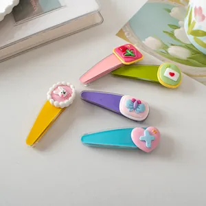 Detail van 5-delige kleurrijke haarspelden met schattige konijn- en bloemmotieven