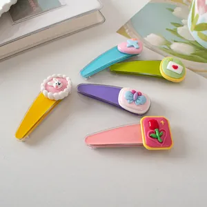 Detailweergave van een 5-delige set kleurrijke haarklemmen met konijn en hartjes
