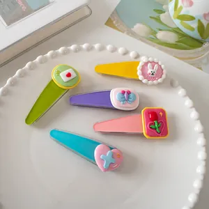 Set van 5 snoepkleurige haarspelden met konijn- en hartmotieven op een decoratief dienblad