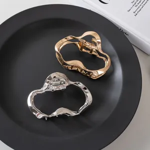 Eleganti mollette geometriche in metallo con finiture lucide in oro e argento
