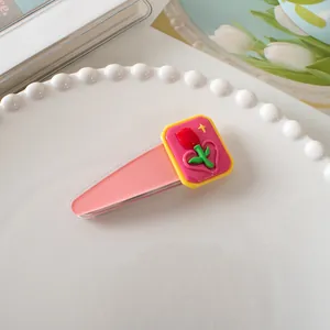 Macro detail van een zoete roze haarclip van hars met een roos en hart ontwerp