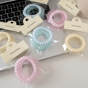 Detalle de las gomas de pelo en espiral de colores en sus paquetes individuales