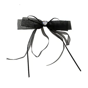 Barrette à cheveux élégante en tulle noir avec un cœur en cristal étincelant au centre