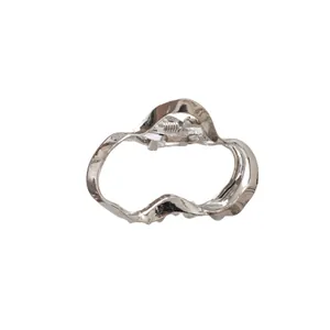 Pinza per capelli geometrica in metallo argento con design a onde minimalista