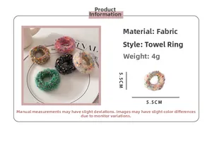 Détail d'un chouchou à pois multicolores de 5,5 cm de diamètre et un poids de 4 g