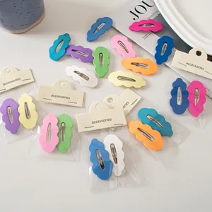 Bunte matte Wellen-Haarspangen im Set auf weißem Hintergrund mit modischen Accessoires