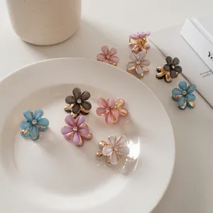 Mini mollette per capelli a fiori perlati con strass e base in metallo dorato chic