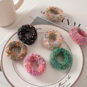 Lot de six chouchous en tricot à pois colorés en différentes couleurs douces d'hiver