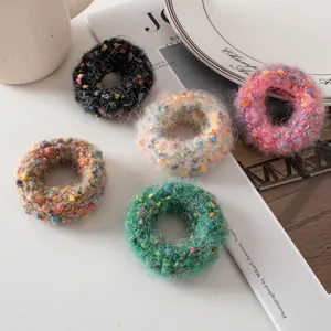 Lot de cinq chouchous en peluche tricotée colorée avec texture à pois doux