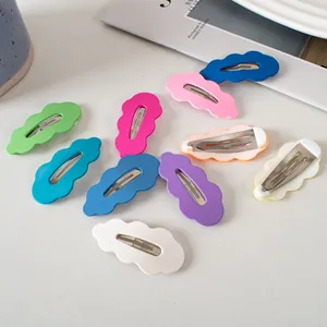 Nahaufnahme bunter Cloud-Haarspangen in Pastellfarben mit mattem Finish und BB-Clip