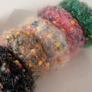 Gros plan détaillé sur des chouchous en maille pelucheuse à pois colorés variés