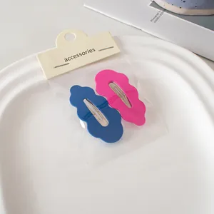 Nahaufnahme gewellter matter Haarklammern in Blau und Pink auf Displaykarte