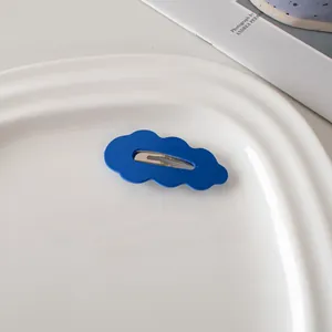 Detailansicht der wolkenförmigen matten dunkelblauen Haarspange auf weißem Tablett