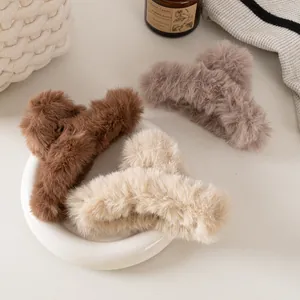 Set di tre mollette per capelli in peluche caffè, cammello e beige per acconciature