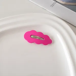 Nahaufnahme einer süßen rosa wolkenförmigen Haarspange mit silberner BB-Klammer aus Metall