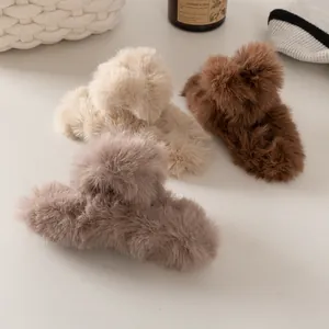 Grandi mollette in peluche in beige, marrone scuro e grigio-viola per acconciature autunnali