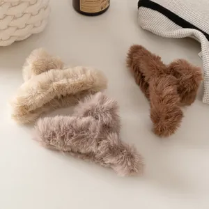 Tre pinze per capelli in peluche crema, kaki e marrone per eleganti stili autunno inverno