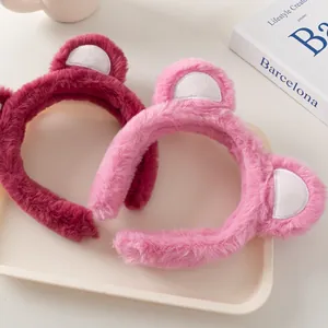 Diademas de felpa con orejas de oso en tonos rosa claro y oscuro sobre bandeja blanca