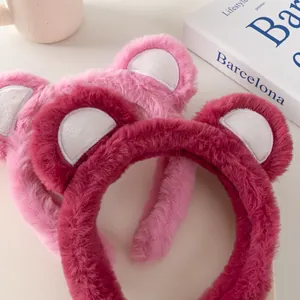 Detalle de diademas de orejas de oso de peluche rosa con textura suave de felpa
