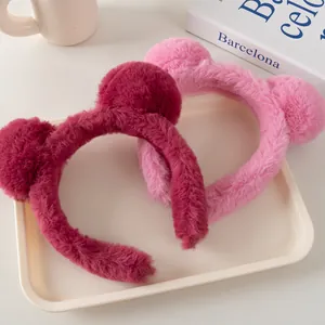 Detalle de diademas de orejas de oso de peluche en rosa oscuro y rosa claro muy suaves