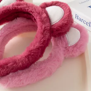 Primer plano de diademas con orejas de oso de peluche suave en color rosa oscuro y claro