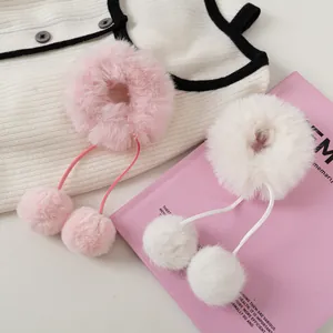 Süß Niedlich Plüsch Haargummi Mit Weichem Bommel Anhänger Kunstfell Scrunchie Elegant Haarseil Für Damen Mädchen Winter Haarschmuck