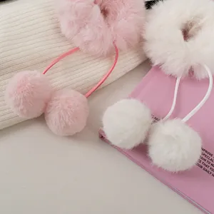 Süße weiße und rosa Plüsch-Haargummis mit flauschigen Doppelball-Anhängern für Mädchen