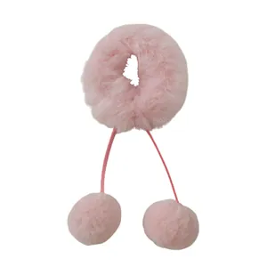 Süßes rosa Plüsch-Haargummi mit flauschigen Bommel-Anhängern für Winterfrisuren