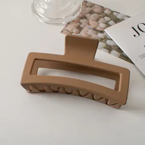 Dettaglio di una pinza per capelli quadrata caramello opaco da 13cm per capelli folti