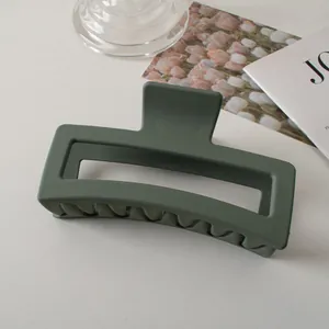 Dettaglio della molletta 13cm verde scuro opaco con design rettangolare incavato