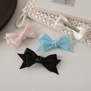 Barrettes à cheveux élégantes en satin multicouche en rose, bleu, noir et blanc