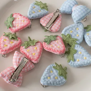 Set di mollette per capelli carine con fragole e fiocchi a scacchi rosa e blu