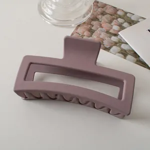 Dettaglio molletta per capelli viola opaco da 13cm con design rettangolare traforato