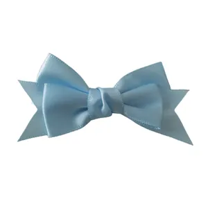 Pince à cheveux double nœud en satin bleu clair avec finition lisse sur blanc