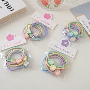 Détail d'élastiques à cheveux ours souriant aux couleurs macaron pastel emballés