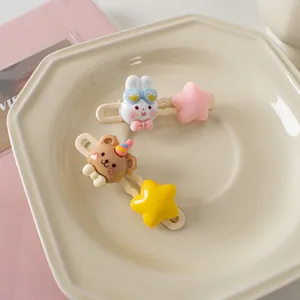 Détail de jolies barrettes pour cheveux avec motifs de lapin et d'ours en cartoon