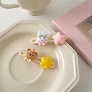 Détail de barrettes mignonnes ours et lapin avec étoiles sur une assiette décorée