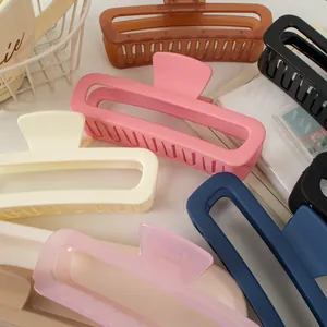 Pinces à cheveux carrées mates de 13cm en couleurs gelée assorties sur une table