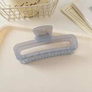 Détail d'une pince à cheveux rectangulaire bleu mat de style coréen minimaliste