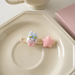 Détail de la pince à cheveux lapin blanc mignon avec lunettes coeur et étoile rose
