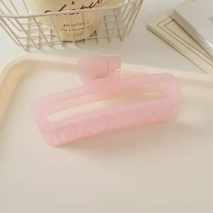 Détail d'une grande pince à cheveux carrée de 13cm rose givré avec ressort robuste
