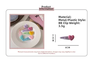 Vista macro di fermagli per capelli colorati a forma di cuore con specifiche