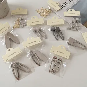 Detail von gebürsteten Haarspangen aus Metall mit ovalen und Schmetterlings-Designs