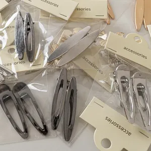 Detail von sortierten Haarklammern aus gebürstetem Metall in Einzelverpackung