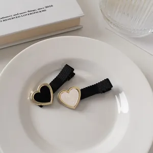 Elegantes Set aus Herz-Haarspangen mit Goldrand in Schwarz und Marmor-Optik
