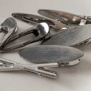 Set aus gebürsteten silbernen Haarklammern mit ovalen und hohlen geometrischen Designs