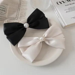 Set aus großen französischen Vintage-Haarspangen mit Satin-Schleifen und Perlen in Weiß