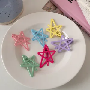 Set aus sechs bunten hohlen Stern-Haarspangen in lebendigen Macaron-Farben für den Sommer