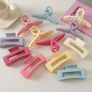 Glänzende Haarklammern in Macaron-Farben wie Rosa und Blau für dickes Haar Styling